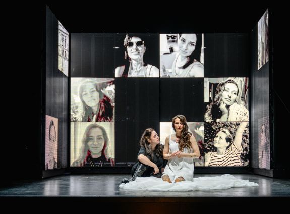 Jade Phoenix, Camille Schnoor © Oliver Vogel