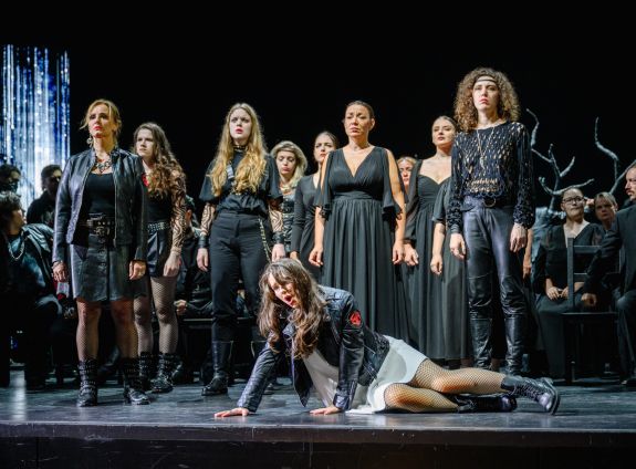 Julia Rutigliano, Camille Schnoor, Chor © Oliver Vogel