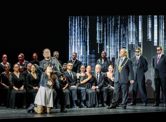 Sung Kyu Park, Camille Schnoor, Musa Nkuna, Johannes Maria Wimmer, Chor © Oliver Vogel