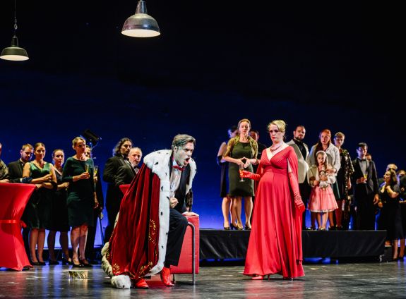 Opernfestspiele Heidenheim_2026_MACBETH_Thomas Weinhappel, Leah Gordon, Chor_©_Oliver Vogel (2)
